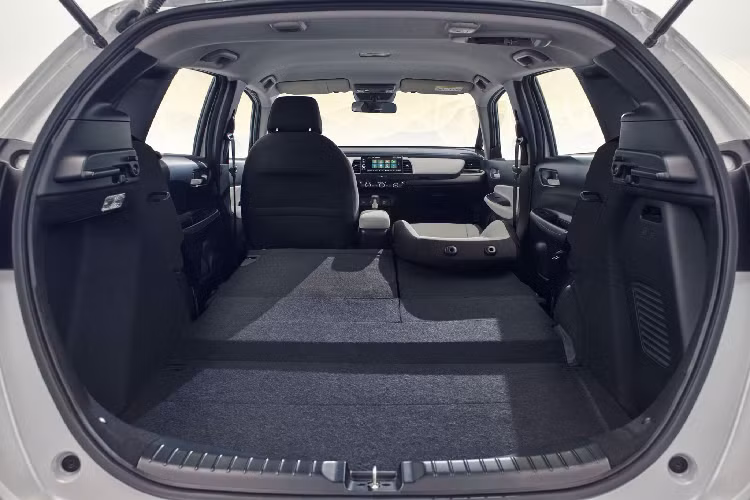 Về tiện nghi giải trí, Honda Jazz 2020 mới sử dụng hệ thống thông tin giải trí tập trung vào màn hình cảm ứng trung tâm mới cho phép kết nối điện thoại thông minh, điểm truy cập WiFi, hỗ trợ kết nối Android Car và Apple CarPlay. Trang bị camera có độ phân giải cao hơn. Honda Jazz thế hệ mới an toàn hơn trước với gói trang bị an toàn Honda Sensing tiên tiến.