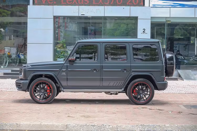 "Ông vua địa hình" Mercedes-AMG G63 Edition 1 hàng hiếm cập bến Việt Nam với màu sơn xanh nhám này do một công ty nhập khẩu tư nhân đưa về nước. So với thế hệ cũ, Mercedes-AMG G63 2019 mới có sự khác biệt đầu tiên chính là cách gọi tên xe, chữ AMG được đưa ra phía trước G63 để sách đôi cùng dòng chữ Mercedes. 