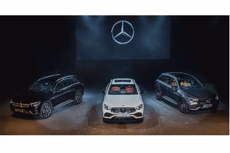 Theo đó, Mercedes-Benz mới đây vừa chính thức giới thiệu phiên bản nâng cấp của mẫu crossover cỡ trung GLC tới thị trường Malaysia. Cụ thể, Mercedes-Benz GLC 2020 mới sẽ tới tay người tiêu dùng nước này với 2 phiên bản, bao gồm GLC 200 và GLC 300 AMG. Đi kèm với đó là mức giá tương ứng 1,6 - 1,95 tỷ đồng.