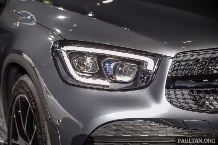 Đây là kiểu thiết kế hoàn toàn mới khi so với phiên bản tiền nhiệm. Bên cạnh đó, Mercedes-Benz cũng trang bị hệ thống đèn pha LED hiệu suất cao High Performance cho phiên bản GLC 200, còn với phiên bản GLC 300 sẽ là bộ đèn Multibeam LED hiện đại với chức năng tự điều chỉnh cường độ ánh sáng, tránh làm chói mắt người đi ngược chiều.