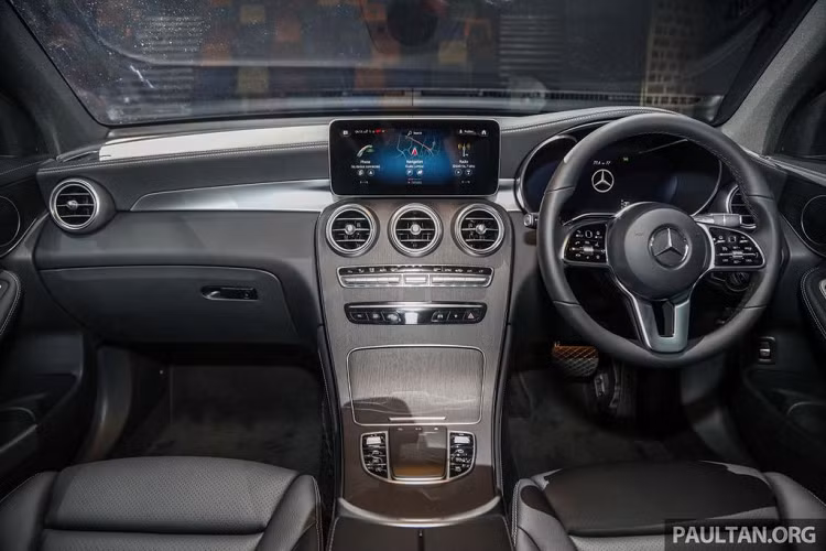 Trên phiên bản GLC 200 được trang bị gói nội thất Exclusive Line cùng nhiều tuỳ chọn như vô-lăng bọc da kèm lẫy chuyển số, đèn LED nội thất với 64 màu, điều hoà tự động 2 vùng, màn hình LCD công-tơ-mét 12.3 inch, ghế chỉnh điện kèm nhớ...
