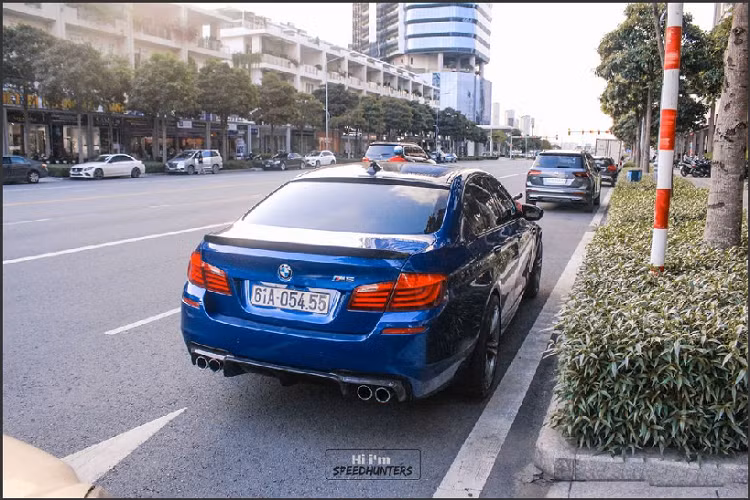 Vào thời điểm xe về Việt Nam, đây là một trong những mẫu sedan mạnh mẽ nhất, BMW M5 F10 2013 được trang bị khối động cơ V8 dung tích 4.4 lít tăng áp kép Twin-Turbo, chia sẻ chung với những "người anh em" hiệu suất cao khác là X5 M, X6 M và mẫu coupe M6, khối động cơ này cho ra công suất tối đa lên tới 560 mã lực và mô-men xoắn cực đại 680Nm.