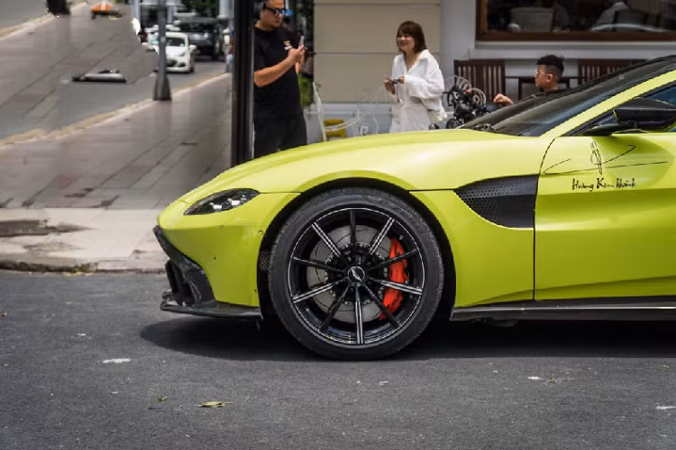 V8 Vantage 2019 được hãng siêu xe Aston Martin thiết kế với những đường nét hiện đại nhằm tối ưu hóa khí động học cho xe. Lưới tản nhiệt lớn ôm trọn lấy phần cản trước, mang đến cho Vantage 2019 hiệu quả khí động học cao hơn.