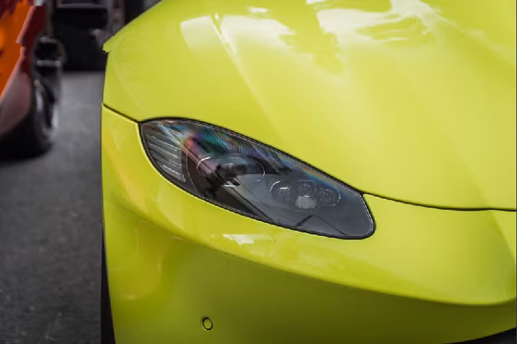 Chiếc Aston Maritn Vantage thế hệ mới này sở hữu màu sơn xanh lá đẹp mắt được Aston Martin đặt tên là Lime Essence. Đây cũng chính là màu sơn được hãng xe thể thao Anh Quốc dùng để ra mắt mẫu xe này. Xe được trang bị bộ mâm 10 chấu được sơn hai màu đen và cắt kim cương bạc vô cùng bắt mắt.