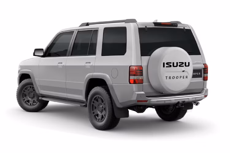 Nhìn tổng thể, phần đầu Isuzu Trooper 2020 mới được người hâm mộ “chắp bút” rất dễ khiến người ta liên tưởng đến thiết kế của SUV Toyota 4Runner 2020. Ngoài ra, vòm bánh xe được thiết kế vuông đặc trưng của Trooper.