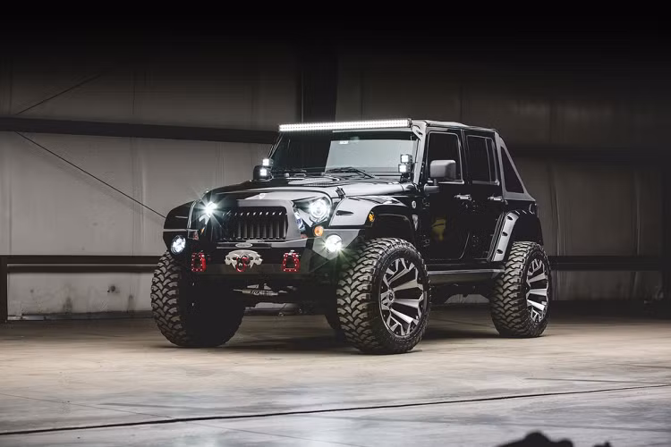 RM Sotheby’s không cho biết mẫu xe này do bên thứ ba độ hay chủ xe tự thực hiện. Đây được xem là một trong số các mẫu Jeep Wrangler hầm hố nhất từ trước tới nay. Bên bán hy vọng sẽ có người trả giá 50.000 USD.