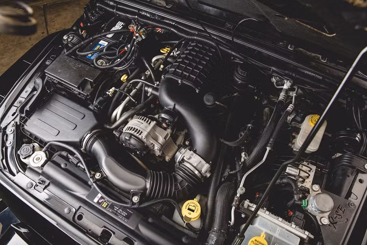 Sức mạnh truyền tới bánh xe qua hộp số tự động và hộp số phụ (dùng cho off-road). Mã lực và mô-men xoắn động cơ không được công bố.