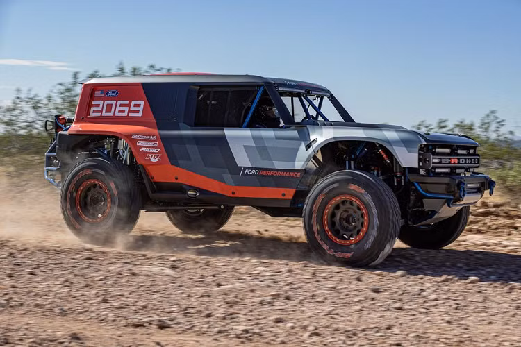 Bước sang phía sau, Ford Bronco R sẽ không mang lại cho bạn cảm giác mềm mại hay dễ chịu bởi tất cả các chi tiết và bề mặt đều được xử lý triệt để nhằm tối ưu cho tính thực dụng. Xe được trang bị một bộ lốp địa hình sơ cua lý tưởng được đặt ở phía sau đuôi xe.
