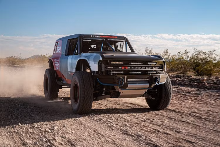 Là một mẫu xe địa hình Ford đúng nghĩa, Bronco R sở hữu phong cách thiết kế đậm chất bụi bặm và hoang dã. Phần đầu xe, nổi bật hơn cả là dàn đèn LED trợ sáng cực mạnh cùng bộ cản trước sơn đèn sần hầm hố cùng bộ lưới tản nhiệt mang thương hiệu Bronco.