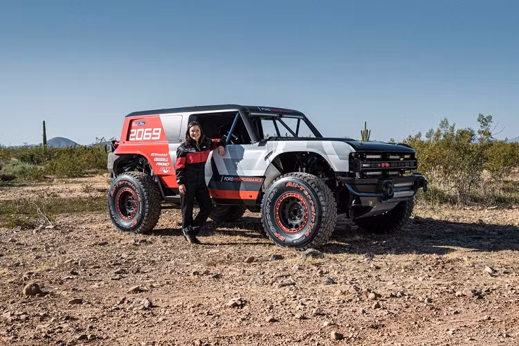 Mẫu xe Ford Bronco R mới được ra đời nhằm kỷ niệm 50 năm chiến thắng Rod Hall tại giải Baja 1000. Mẫu xe này được phát triển bởi bộ phận đặc biệt Ford Performance và công ty Geiser Bros Design and Development cùng sự phối hợp chặt chẽ của nhà vô địch Baja 1000, tay đua Cameron Steele.
