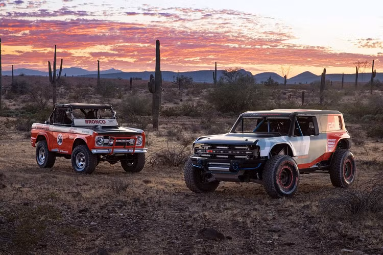 Cũng giống bao mẫu xe chuyên đi Off-Road khác, Ford Bronco R cũng sở hữu cho mình các đặc tính nổi bật như hệ thống treo trước độc lập với hành trình 356mm cùng thiết kế khung gầm 5 điểm liên kết với hành trình 457mm. Mẫu xe này cũng đi kèm với trang bị giảm sóc của Fox và mâm xe bằng hợp kim nhôm kích cỡ 17inch và lốp chuyên dụng BFoodrich.