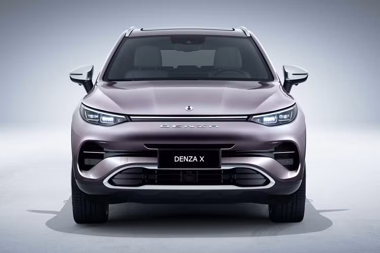 Chính vì vậy, sẽ khó có thể tránh khỏi việc xe điện Trung Quốc Denza X thừa hưởng khá nhiều các chi tiết thiết kế mang âm hưởng của hãng xe sang Đức Mercedes-Benz.