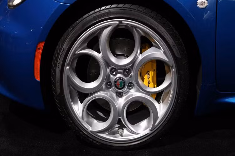 Xe được trang bị bộ mâm năm chấu dạng vòng đặc trưng của xe thể thao Alfa Romeo, sơn màu bạc, để lộ hệ thống phanh bên trong với cùm phanh màu vàng. Hãng xe này cũng không quên đính thêm vào sau cửa xe một logo “Italia” cùng dải ba màu xanh – trắng – đỏ nhằm đánh dấu phiên bản đặc biệt này.