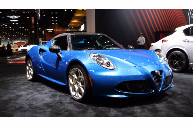 Phiên bản 4C Spider “Italia” sẽ được bán ra với giá cao hơn 5.000 USD so với 4C Spider thông thường, ở mức 71.900 USD. Số lượng sản xuất không được hãng công bố, tuy nhiên chỉ có 15 chiếc được bán ra tại thị trường Mỹ.