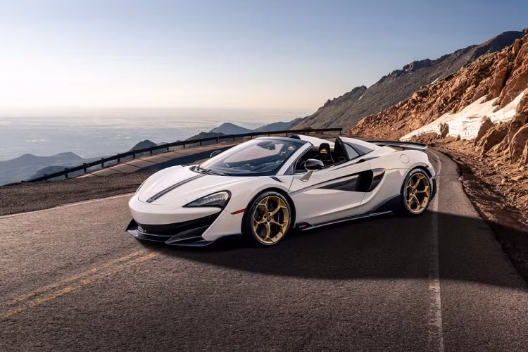 Bên trong, nội thất của Mclaren 600LT Spider Pikes Peak được bọc da lộn Alcantara màu đen với chỉ khâu tương phản màu vàng. Vô-lăng ba chấu thể thao được ốp sợi carbon, cùng với đó là đường chỉ vàng “Satin Gold” đặt tại hướng 12h.