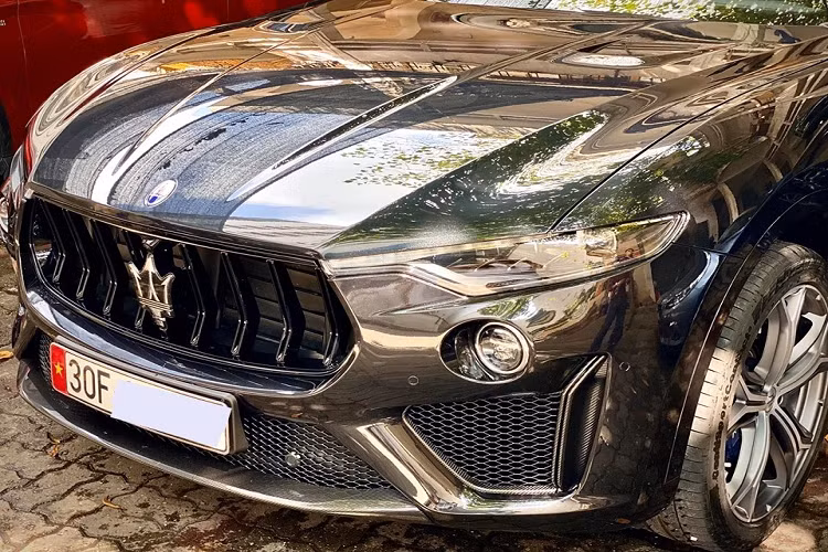 Maserati Levante Trofeo có phần đầu xe thiết kế khác biệt so với bản tiêu chuẩn và Levante S. Cận cảnh hốc gió trước của Maserati Levante Trofeo có thêm carbon