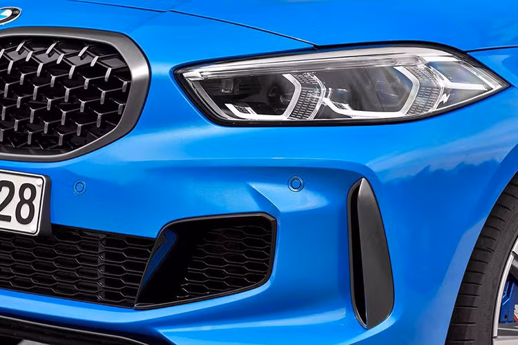 So với thế hệ trước, ADN về form dáng của BMW 1-Series thế hệ mới vẫn được bảo toàn nguyên vẹn. Tuy nhiên, các kỹ sư người Đức đã rất khéo léo khi gia tăng sự mới mẻ trên phần thân xe của phiên bản 2020 bằng những đường thẳng mạnh mẽ và dứt khoát, điều này mang tới cho 1-Series 2020 cái nhìn nam tính và trẻ trung hơn đáng kể.