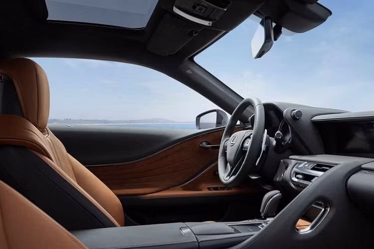Đối với nội thất, chiếc Lexus LC 500 Inspiration Series 2020 đặc biệt này, nó được hoàn thiện trong chủ đề màu đen và nâu ấm áp, vô lăng, mặt táp-lô cùng hộp giữa được bọc da đen kết hợp chỉ khâu màu nâu tương phản.