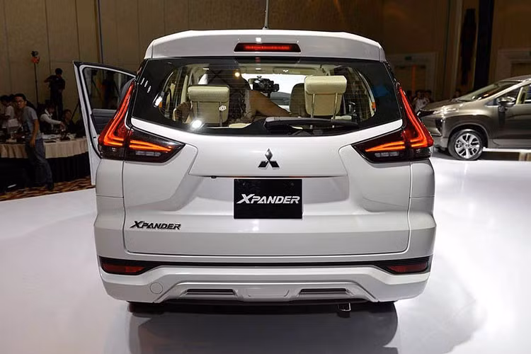 Lần đầu tiên ra mắt vào tháng 8/2018, Mitsubishi Xpander hiện là mẫu xe MPV rất được ưa chuộng tại Việt Nam. Xe được trang bị động cơ xăng 4 xi-lanh, DOHC 16 van, dung tích 1.5 lít, sản sinh công suất tối đa 104 mã lực tại vòng tua máy 6.000 vòng/phút và mô-men xoắn cực đại 141 Nm tại vòng tua máy 4.000 vòng/phút. Động cơ kết hợp cùng hệ dẫn động cầu trước và hộp số sàn 5 cấp hoặc tự động 4 cấp.