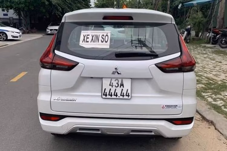 Ngay lập tức, chiếc Mitsubishi Xpander biển "ngũ quý 4" đã nhanh chóng được giới thạo tin định và trả với mức giá trên 1 tỷ đồng. Ngoài ra, nhiều người cũng ngỏ ý muốn đổi sang ngang chiếc Mitsubishi Pajero Sport "full option" với mức giá niêm yết đang được phân phối ở Việt Nam là 1,250 tỷ đồng. Tuy nhiên, chủ nhân của chiếc biển 43A-444.44 hiện vẫn chưa lên tiếng khi được trả với mức giá gấp đôi xe mới.