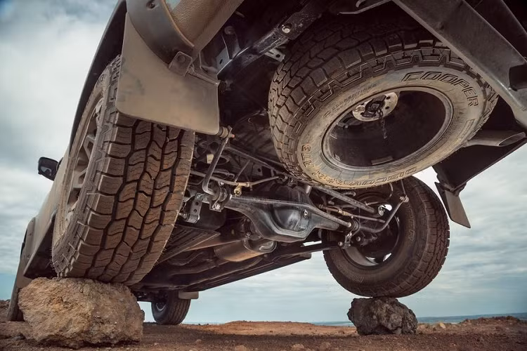 Để dễ phân biệt hơn với những chiếc Navara khác, Navara N-Trek Warrior 2020 được làm lại cản trước với phần nhựa ốp bổ sung, lắp thêm bộ thanh bảo vệ bằng thép sơn màu thân xe, tấm bảo vệ gầm xe phía trước bằng thép không gỉ 3mm, tích hợp thanh đèn LED 470mm, cùng bánh xe và lốp xe dự phòng dưới gầm xe.