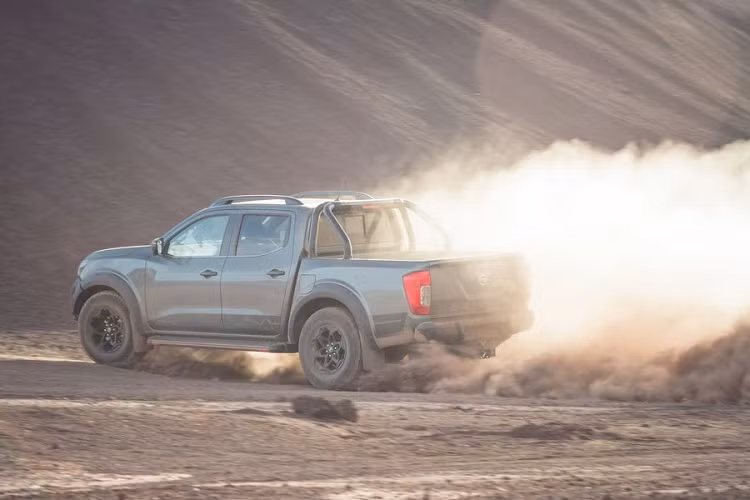 Cung cấp sức mạnh cho Nissan Navara N-Trek Warrior 2020 là động cơ dầu diesel 2.3 lít, sản sinh công suất 140 mã lực và mô-men xoắn cực đại 450Nm, đi kèm là hộp số sàn 6 cấp hoặc tự động 7 cấp. 