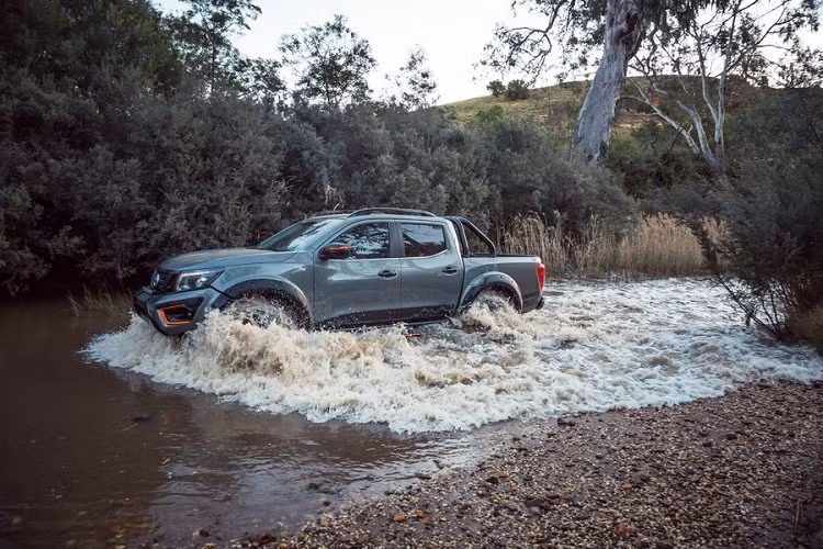 Đối với nội thất, Nissan thêm nhiều ốp nhựa độc đáo cho cabin, cũng như những miếng đề can "N-Trek Warrior" và thảm sàn có điểm nhấn màu cam. 