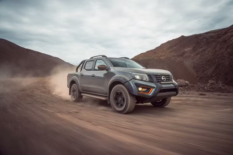 Sẽ mở bán vào tháng 12 năm nay (giá bán sẽ được công bố sau), phiên bản tăng cường của Nissan Navara N-Trek Dual Cab 4WD được phát triển dành riêng cho thị trường Úc và New Zealand, Navara N-Trek Warrior được tạo ra dựa trên sự hợp tác với các chuyên gia kỹ thuật và phát triển sản phẩm ôtô từ Premcar.