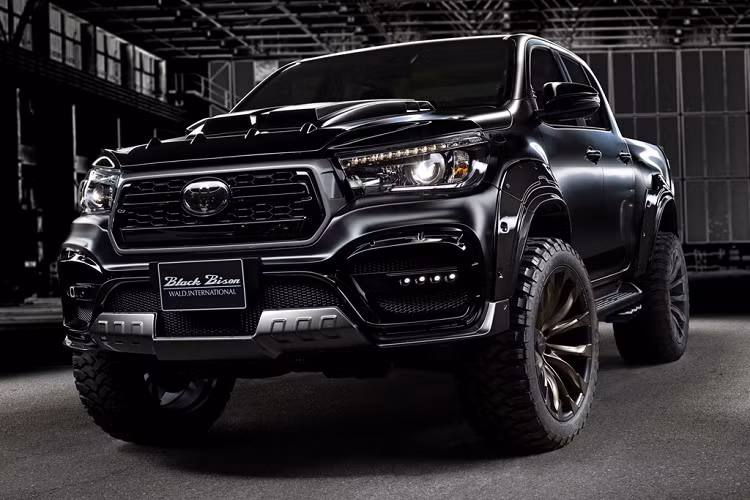 Mẫu bán tải Toyota Hilux sau khi được nâng cấp bộ body kit tên Sports Line Black Bison Edition của xưởng độ Wald sở hữu ngoại hình to lớn, hầm hố và cực kỳ mạnh mẽ. Chiếc bán tải có gương mặt mới dữ dằn và bắt mắt.