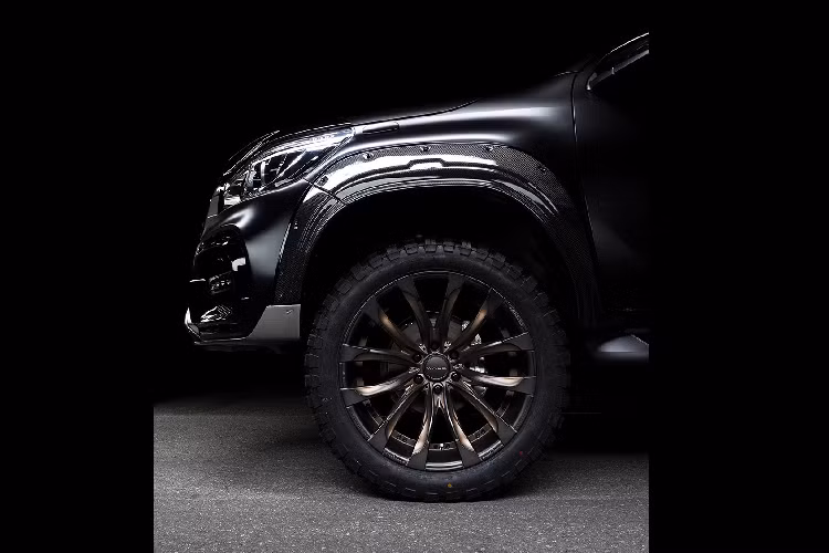 Các hốc bánh được ốp dè vân carbon trôn rất thể thao. Bênh cạnh đó, xưởng độ Wald cung cấp 2 tùy chọn kích thước mâm xe là 20 inch hoặc 22 inch với thiết kế 12 chấu cho Toyota Hilux độ dữ dằn hơn.