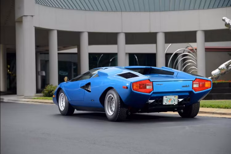 Countach LP400 là chiếc Countach thương mại đầu tiên được sản xuất. Xe lần đầu được bán ra vào năm 1974, ba năm sau khi concept được ra mắt tại Geneva Motorshow 1971. Chiếc Countach LP400 giữ lại gần như toàn bộ các đường nét thiết kế trên phiên bản concept trước đó. Những đường nét cứng cáp, vuông vức và phẳng, giống với một chiếc đĩa bay là những gì mà người ta thường nói về chiếc xe này.
