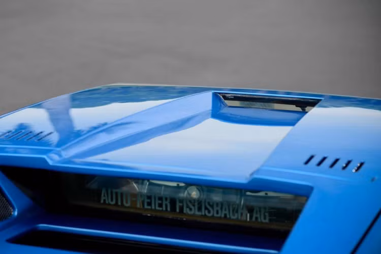 Sau ba năm được bán ra thị trường, Lamborghini nhận được nhiều phản hồi không mấy tích cực về phần gương này. Sau đó, hãng siêu xe mới nổi khi đó liền thiết kế lại và ra mắt phiên bản thay thế có tên LP400 S với phần gương chiếu hậu to và thực dụng hơn so với LP400. Trong suốt ba năm có mặt trên thị trường, Lamborghini đã sản xuất tổng cộng 150 chiếc LP400 với phần gương tròn và thêm 8 chiếc với gương lớn.