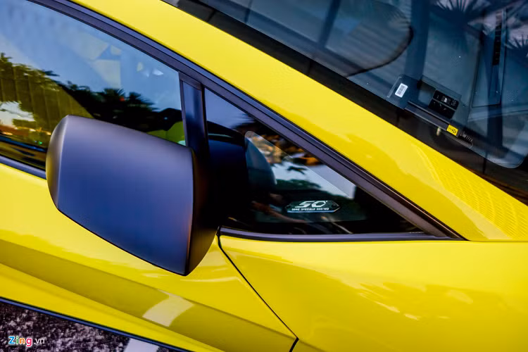Tuy nhiên, chi tiết giúp phân biệt giữa phiên bản kỷ niệm thật được Lamborghini sản xuất và một chiếc Aventador LP700-4 được lên bodykit là vị trí cột A trên xe. Tại vị trí này, sẽ có một tấm thẻ với dòng chữ “50 SERIE SPECIALE” cùng số thứ tự của chiếc xe trong tổng số 100 chiếc được sản xuất. 