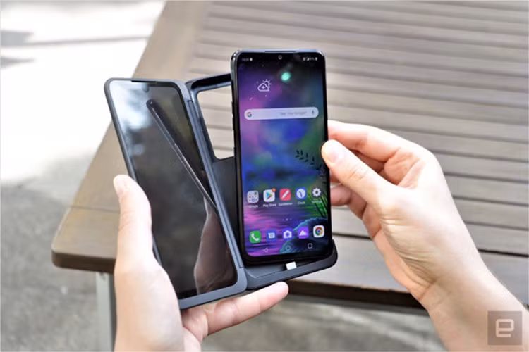 LG G8X ThinQ - là mẫu smartphone mới ra mắt hỗ trợ một phụ kiện đặc biệt chứa phần màn hình thứ 2 cho phép máy trở thành thiết bị di động 2 màn hình có thể gập lại thông qua bản lề ở giữa. Cả 2 phần màn hình đều có kích thước 6,4 inch, độ phân giải Full HD+, tỷ lệ 19,5:9 và sử dụng tấm nền OLED. Hiện tại, mức giá cùng ngày bán ra chính thức của chiếc điện thoại này vẫn chưa được tiết lộ.