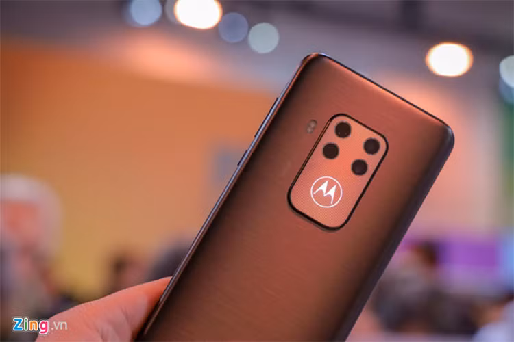 Motorola Moto One Zoom - Chiếc điện thoại mới tập trung vào tính năng camera với 4 máy ảnh ở mặt sau. Khi kết hợp với phần mềm, hệ thống camera trên chiếc One Zoom cho phép phóng to hình ảnh lên 10x. Máy sử dụng chip Qualcomm Snapdragon 675, dung lượng RAM 4 GB, bộ nhớ trong 128 GB và hỗ trợ cảm biến vân tay trong màn hình. Moto One Zoom có giá 450 USD.