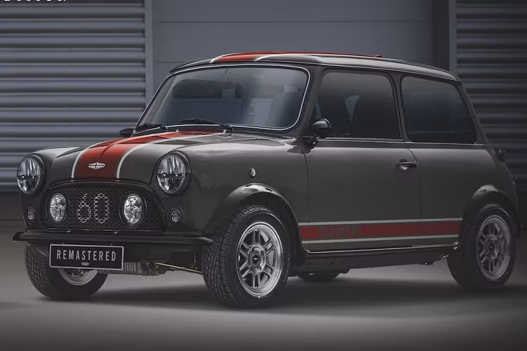 Các cải tiến cơ học đáng chú ý khác của Mini Remastered Oselli Edition bao gồm bổ sung bộ giảm chấn hiệu suất Spax, hệ thống phanh nâng cấp với đĩa phanh trước lớn hơn đi kèm kẹp phanh 4 piston và phanh tang trống hợp kim phía sau.