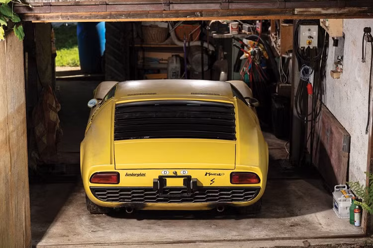 Ngoài ra, công ty không hề can thiệp bất cứ thứ gì vào độ "zin" của chiếc Lamborghini Miura 48 tuổi này, từ nước sơn cho tới không gian nội thất, chúng còn nguyên bản tới từng chi tiết.