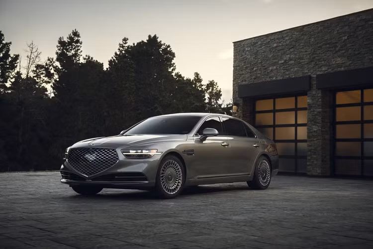 Được sản xuất lần đầu tại nhà máy Ulsan, Hàn Quốc năm 2015, mẫu xe Xe sang Genesis G90 mang tên gọi nguyên bản là EQ900 và được biết đến như dòng xe đặc trưng của hãng xe xứ sở kim chi.