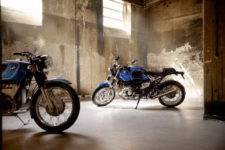 Về truyền động, BMW R Nine T / 5 được trang bị khối động cơ Boxer 1.170cc với công suất đầu ra 110 mã lực và 116 Nm mô-men xoắn cực đại. Đi kèm với đó còn là hộp số côn tay 6 cấp. 