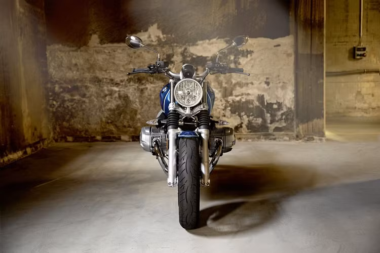 So với phiên bản tiêu chuẩn, BMW R Nine T/5 mới sở hữu một số thay đổi nhỏ về ngoại hình và trang bị đi kèm. Xe sẽ chỉ được phân phối tới các nước Đông Nam Á với số lượng giới hạn 20 chiếc, cùng với đó là mức giá bán tại Thái Lan từ 940.000 Bath (khoảng 740 triệu đồng).