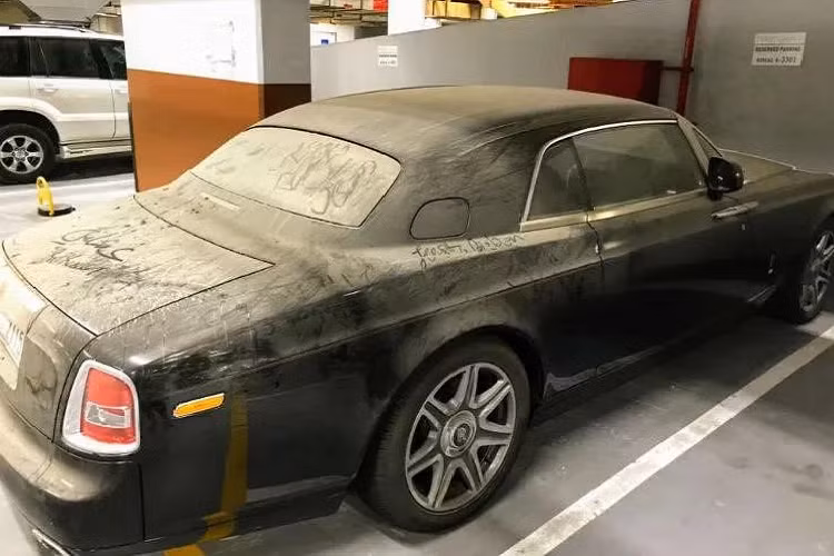  Rolls-Royce Phantom Coupe - Lại thêm một chiếc Phantom Coupe nữa bị bỏ hoang tại Dubai hoa lệ. Cũng giống chiếc Phantom Coupe trên, chiếc này bị bỏ lâu ngày trong hầm chung cư. 