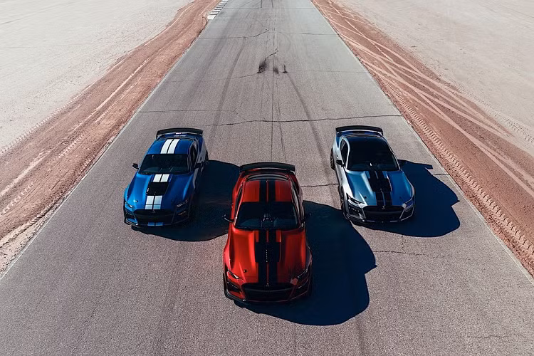 Theo như Ford xác nhận với Autoblog.com, các số liệu dành cho Ford Mustang Shelby GT500 2020 là khả thi "trong điều kiện lý tưởng". Với mục tiêu sản xuất 1 chiếc xe một lần và mãi mãi, Camaro ZL1 có thể tăng tốc từ 0 lên 100 km/h trong 3.5 giây trong khi Dodge Challenger SRT Hellcat Redeye vượt qua 1/4 dặm trong 10.8 giây.