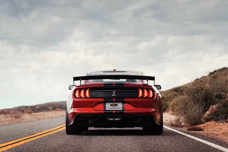 Ford Performance đã giải thích về sự thay đổi trong vận tốc tối đa này nằm ở các thay đổi nhỏ trong khí động học, điều tạo ra nhiều lực nén để giữ cho bánh sau thật bám vào mặt đường. Mặt khác, mức độ công suất giữa 2 phiên bản cũng chênh nhau 100 mã lực.