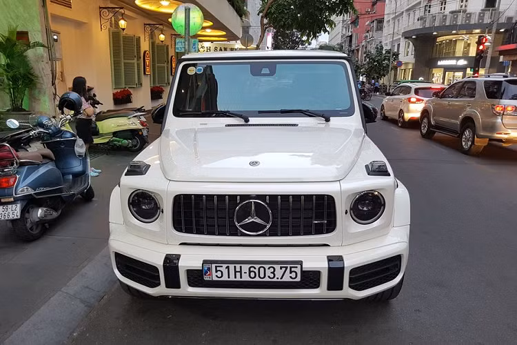 Đi sâu vào tìm hiểu, Edition-1 là phiên bản đặc biệt của siêu SUV Mercedes-AMG G63 và chúng chỉ được bán ra trong vòng 1 năm sau khi dòng xe này chính thức được sản xuất. Dù áp dụng màu sơn nào, G63 Edition 1 2019 cũng được phân biệt với những chiếc G63 thông thường bởi những chi tiết viền đỏ ngoài thân xe, ví dụ như dải decal màu đỏ bên hông xe, vỏ gương chiếu hậu hay viền bánh xe.