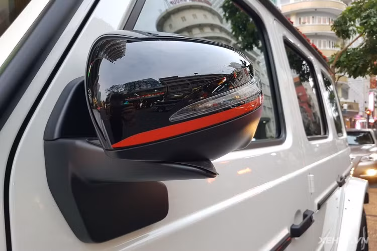 Điểm dễ nhận biết nhất của phiên bản 2019 so với ‘’người tiền nhiệm’’ là phần đèn pha được tái thiết kế, sử dụng công nghệ LED cùng thanh cản va trước được tinh chỉnh, hốc gió thể thao hơn và lưới tản nhiệt sửa đổi. Bên cạnh đó, Mercedes-AMG G63 Edition-1 2019 nổi bật với ngoại hình to lớn và rất hầm hồ kết hợp cùng những đường gấp khoẻ khoắn đặc trưng của dòng G-Class.