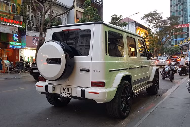 Vô lăng 4 chấu kim loại mạ crome, bọc da cao cấp. Màn hình hiển thị thông tin dạng số hoá cho chất luợng hiển thị tối ưu. Trên đỉnh vô lăng có vạch đỏ để nhận biết đây là mẫu xe hiệu suất cao. Logo AMG gắn ở dưới vô lăng. Về trang bị động cơ, Mercedes-AMG G63 Edition-1 2019 sử dụng động cơ V8 4.0L tăng áp kép, cho công suất 577 mã lực và mô-men xoắn 850Nm, kết hợp với hộp số tự động 9 cấp. 