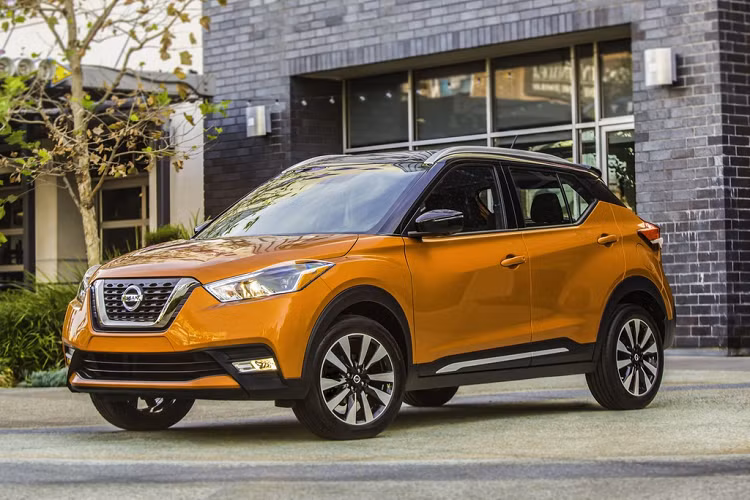  Nissan Kicks 2019 – 18.640 USD. Ưu điểm của xe tập trung ở khả năng lái thể thao, thiết kế bắt mắt, khoang hành lý rộng rãi, giá cạnh tranh. Động cơ tiêu chuẩn là loại 1.6L 4 xi-lanh công suất 122 mã lực. Động cơ không thực sự mạnh mẽ, chỉ phù hợp với đi trong phố. Trang bị tiêu chuẩn gồm màn hình thông tin giải trí cảm ứng 7 inch và phanh khẩn cấp tự động. 