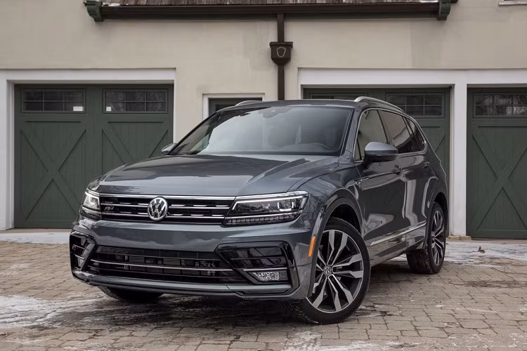  Volkswagen Tiguan 2019 – 24.295 USD. Là một trong số SUV cỡ nhỏ hiếm hoi có 3 hàng ghế (hàng ghế thứ 3 chỉ hợp với trẻ nhỏ), mẫu xe Volkswagen ghi điểm nhờ cabin thiết kế đẹp, lái mượt mà, khoang hành lý rộng rãi, an toàn và tin cậy. Xe sử dụng động cơ tiêu chuẩn 2.0L 4 xi-lanh công suất 184 mã lực. Xe tăng tốc chậm, lái cao tốc không thoải mái, ngốn nhiên liệu. 