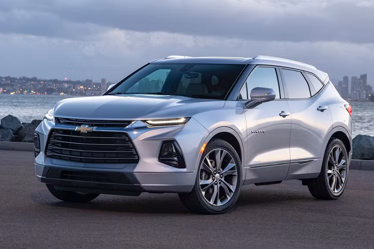  Chevrolet Equinox 2020 – 23.800 USD. Là một trong số SUV cỡ nhỏ bán chạy nhất thị trường Mỹ hiện nay, Chevrolet Equinox mới ghi điểm nhờ khoang lái rộng rãi, ghế ngồi thoải mái, lái tiện nghi, tăng tốc đủ nhanh, khả năng xử lý tốt. Xe có hai tùy chọn động cơ, bản tiêu chuẩn dùng động cơ tăng áp 1.5L 4 xi-lanh 170 mã lực, bản cao hơn dùng động cơ tăng áp 2.0L 4 xi-lanh 252 mã lực. 
