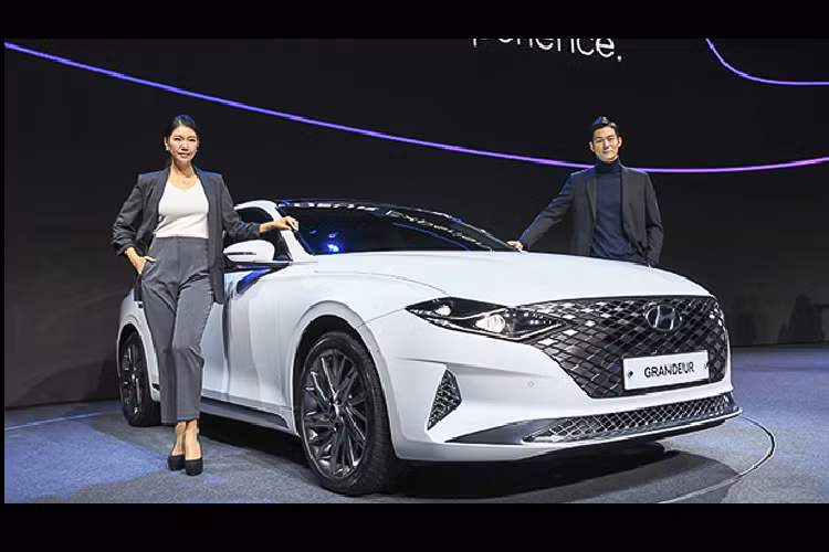 Nếu như các người dùng đã từng trầm trồ với thiết kế của Hyundai Grandeur 2020 mới facelift thì các bác sẽ hài lòng khi thấy ảnh thực tế của xe không khác gì với bản vẽ. Điều đáng tiếc duy nhất là hình ảnh ra mắt thực tế tại Hàn Quốc chỉ có phần đầu xe là thấy rõ.